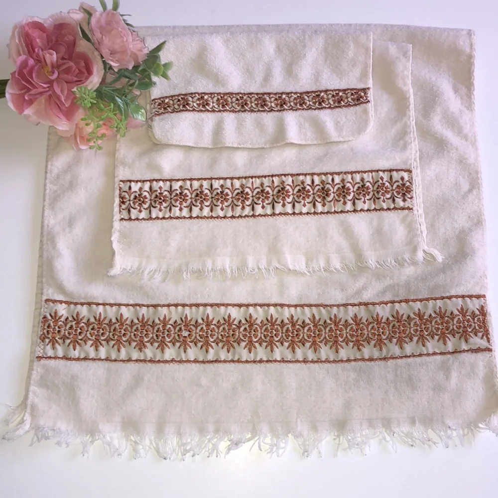 Gold Royal Family by Cannon Vintage MCM Guest Towel Set Cream And Gold